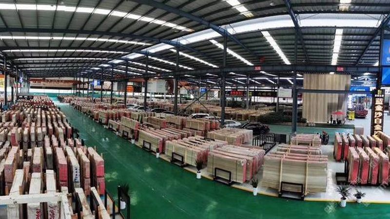 荒料经过切割、打磨等工序后，成为毛板。毛板加工主要包括以下步骤：